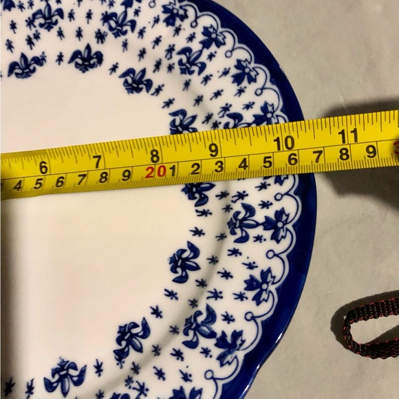 Classic Blue and White Patterned Dinner Plate - Picture 4 of 4